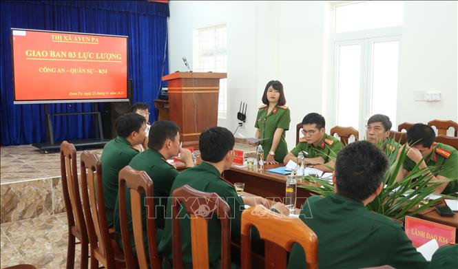 Trong ảnh: Trung tá Ksor H’Bơ Khăp, Trưởng công an thị xã Ayun Pa triển khai công việc trong đơn vị. Ảnh: TTXVN phát