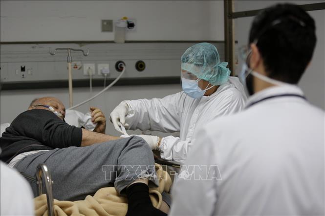 Trong ảnh: Nhân viên y tế điều trị cho bệnh nhân COVID-19 tại bệnh viện ở Beirut, Liban, ngày 18/1/2021. Ảnh: THX/TTXVN