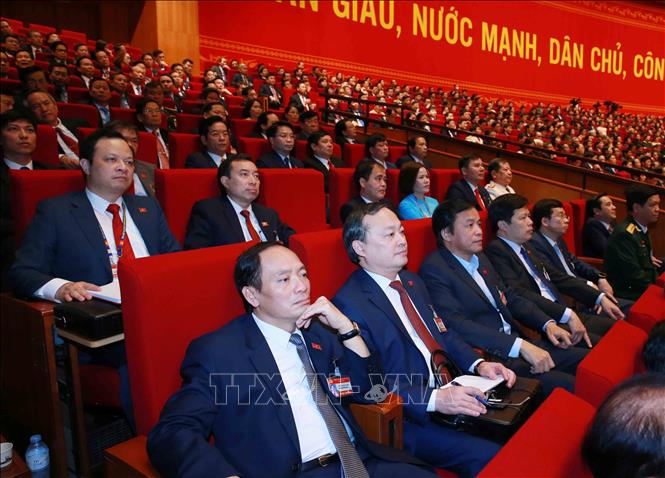 Trong ảnh: Đoàn đại biểu Đảng bộ tỉnh Hưng Yên dự phiên thảo luận các văn kiện đại hội tại hội trường, sáng 28/1. Ảnh: TTXVN
