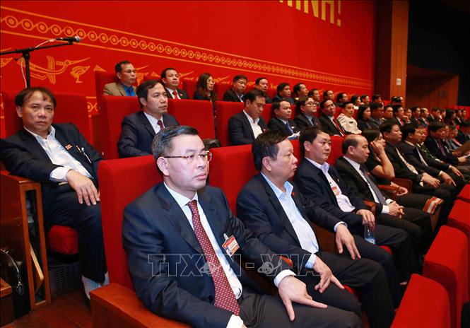 Trong ảnh: Đoàn đại biểu Đảng bộ tỉnh Hòa Bình dự phiên thảo luận các văn kiện đại hội tại hội trường, sáng 28/1. Ảnh: TTXVN