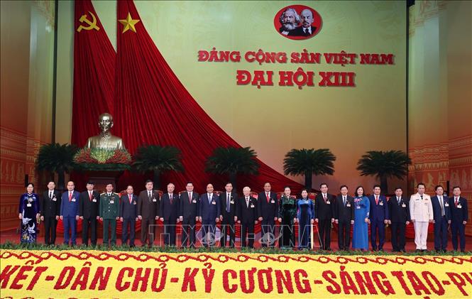 Trong ảnh: Lãnh đạo Đảng, Nhà nước chụp ảnh chung với Đoàn đại biểu Đảng bộ tỉnh Bắc Kạn. Ảnh: TTXVN

