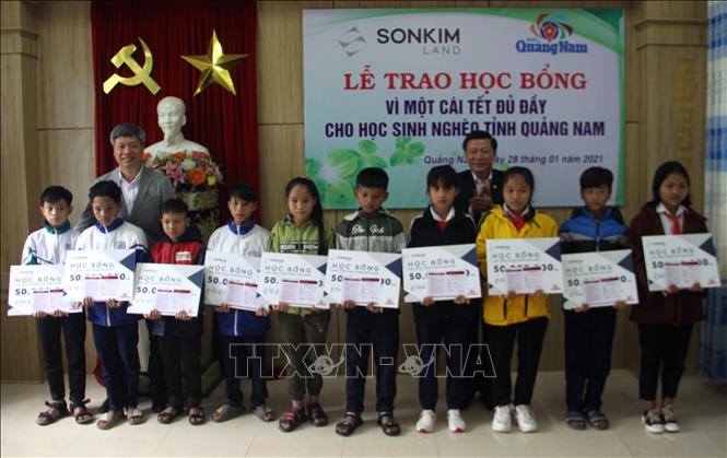 Trong ảnh: Phó Chủ tịch Ủy ban nhân dân tỉnh Quảng Nam Hồ Quang Bửu cùng lãnh đạo Công ty SonKim Land trao học bổng cho các em học sinh. Ảnh: Trịnh Bang Nhiệm - TTXVN