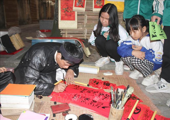 Trong ảnh: Học sinh xin chữ ông đồ tại 