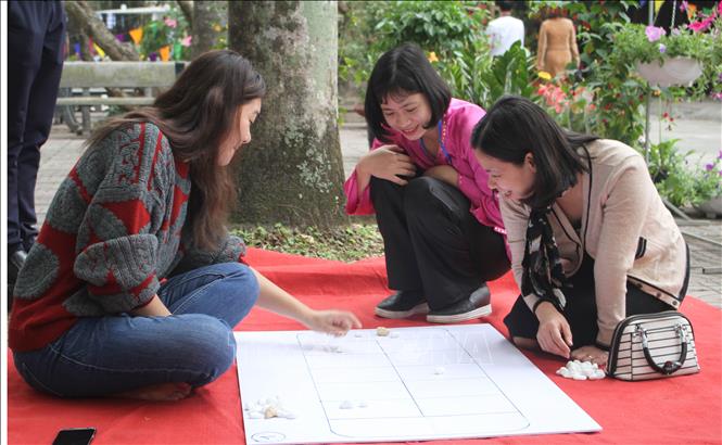 Trong ảnh: Khách tham quan trải nghiệm trò chơi 