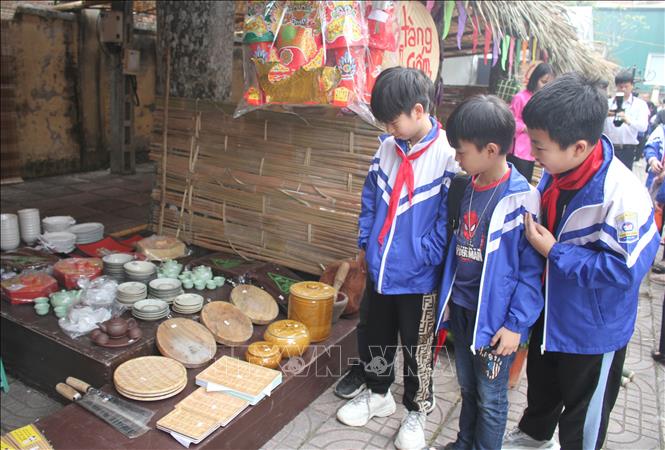 Trong ảnh: Học sinh tham quan các gian hàng tại 