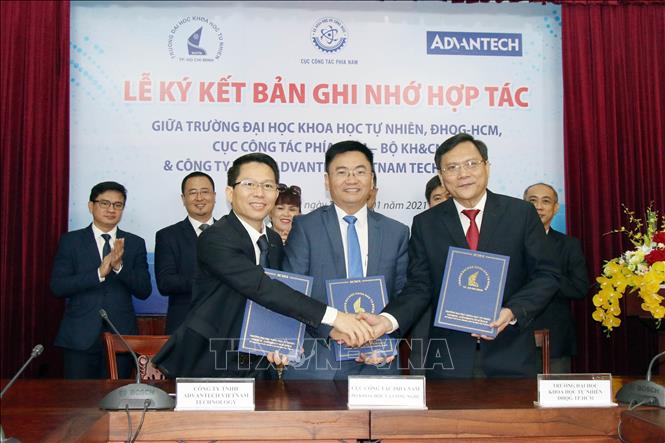 Trong ảnh: Ký kết hợp tác giữa Cục Công tác phía Nam (Bộ Khoa học và Công nghệ), Trường Đại học Khoa học Tự nhiên (Đại học Quốc gia Thành phố Hồ Chí Minh) và Công ty TNHH Advantech Việt Nam Technology. Ảnh: Tiến Lực – TTXVN
