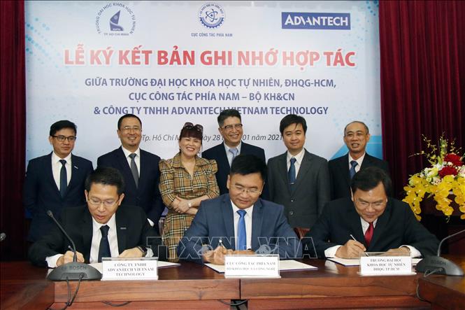 Trong ảnh: Ký kết hợp tác giữa Cục Công tác phía Nam (Bộ Khoa học và Công nghệ), Trường Đại học Khoa học Tự nhiên (Đại học Quốc gia Thành phố Hồ Chí Minh) và Công ty TNHH Advantech Việt Nam Technology. Ảnh: Tiến Lực – TTXVN