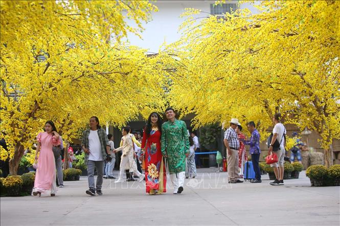 Photo: People go along the festival. VNA Photo: Thanh Vũ