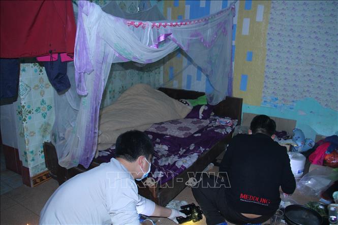 Trong ảnh: Lực lượng chức năng khám nghiệm hiện trường, nơi phát hiện thi thể nạn nhân. Ảnh: TTXVN phát