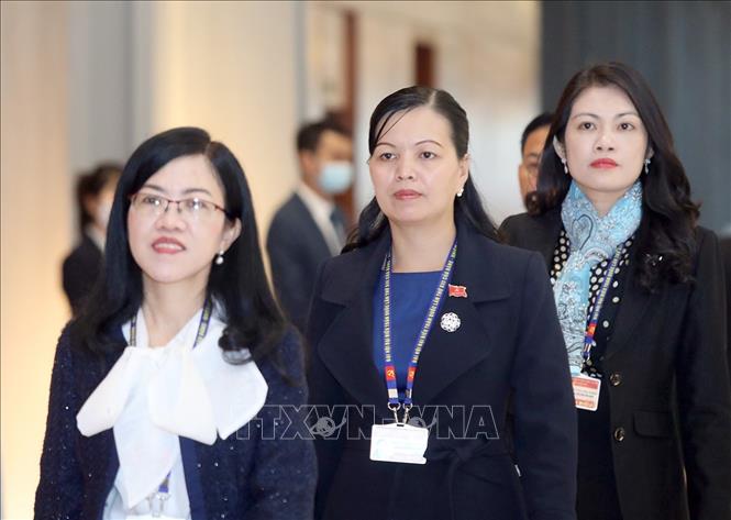 Trong ảnh: Các nữ đại biểu đến dự phiên họp sáng 29/1. Ảnh: TTXVN