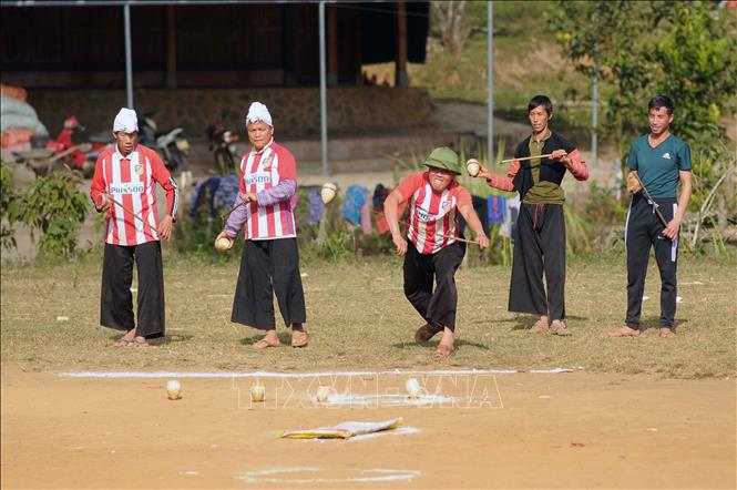Trong ảnh: Đánh tu lu, một trò chơi không thể thiếu trong dịp Tết cổ truyền của đồng bào dân tộc Mông. Ảnh: Quang Quyết-TTXVN