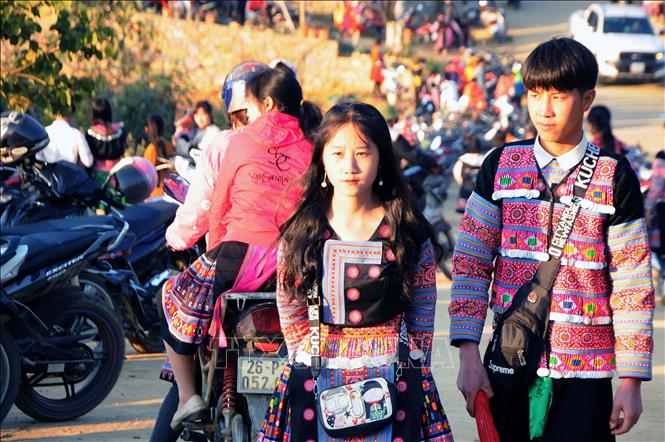 Trong ảnh: Các chàng trai, cô gái người Mông trong trang phục truyền thống du Xuân, đón Tết. Ảnh: Quang Quyết-TTXVN