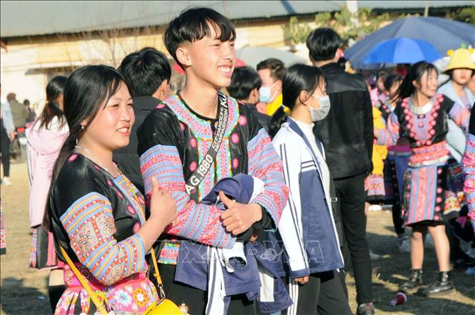 Trong ảnh: Các chàng trai, cô gái người Mông trong trang phục truyền thống du Xuân, đón Tết. Ảnh: Quang Quyết-TTXVN