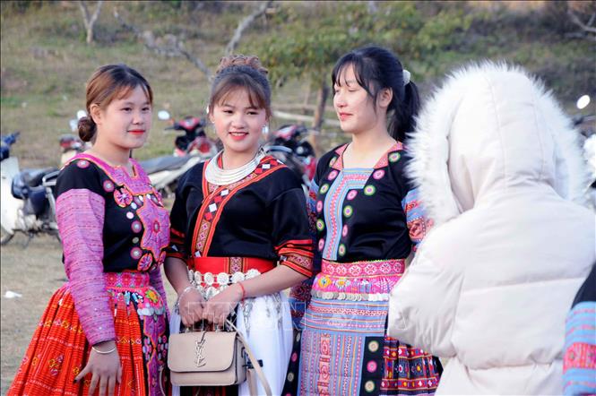 Trong ảnh: Các cô gái người Mông trong trang phục truyền thống du Xuân, đón Tết. Ảnh: Quang Quyết-TTXVN