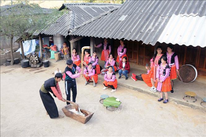 Trong ảnh: Trong tiếng Mông, bánh dày gọi là “Dúa”, biểu tượng cho sự thủy chung, bền chặt, tình yêu đôi lứa của các chàng trai, cô gái là loại bánh không thể thiếu trong các ngày Tết. Ảnh: Quang Quyết-TTXVN