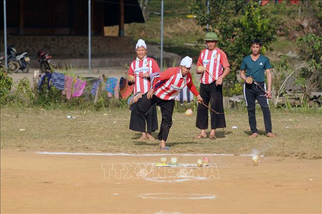 Trong ảnh: Đánh tu lu, một trò chơi không thể thiếu trong dịp Tết cổ truyền của đồng bào dân tộc Mông. Ảnh: Quang Quyết-TTXVN