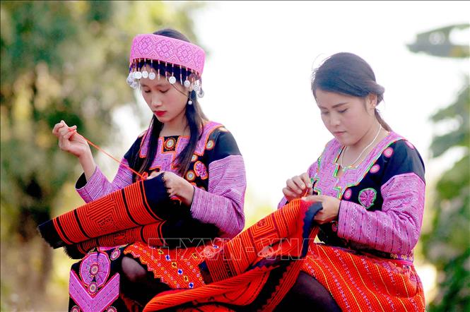 Đón Tết dân tộc - một khoảnh khắc đầy cảm xúc và ý nghĩa của người dân Việt Nam. Hãy chiêm ngưỡng những hình ảnh đẹp và xúc động về những nét văn hóa truyền thống mà người Việt đang gìn giữ và phát huy.