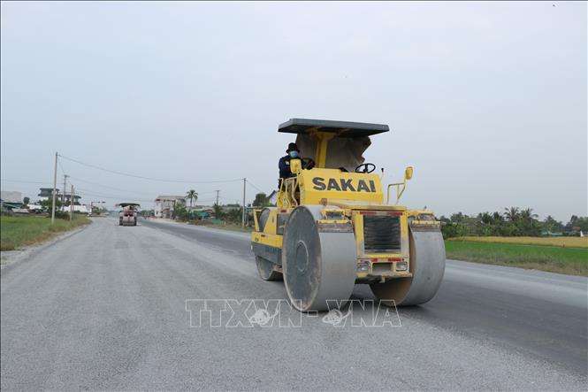 Trong ảnh: Thi công đường DT830 đoạn quan địa phận huyện Cần Đước, Cần Giuộc. Ảnh: Bùi Giang - TTXVN