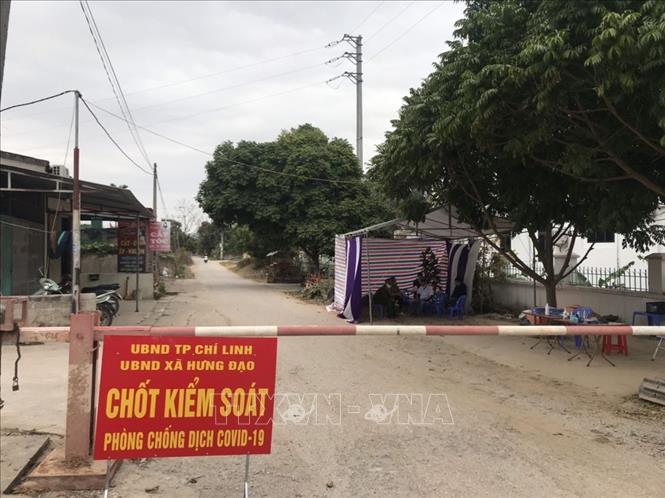 Trong ảnh: Chốt kiểm soát phòng chống dịch tại thôn Kim Điền, xã Hưng Đạo, TP Chí Linh. Ảnh: Mạnh Minh- TTXVN