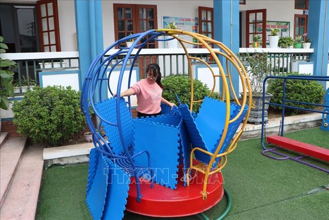 Trong ảnh: Giáo viên trường mầm non Thanh Bình (phường Thanh Bình, thành phố Hải Dương) vẫn đến trường để thực hiện vệ sinh trường lớp, đảm bảo công tác phòng chống dịch COVID-19. Ảnh: Mạnh Minh- TTXVN