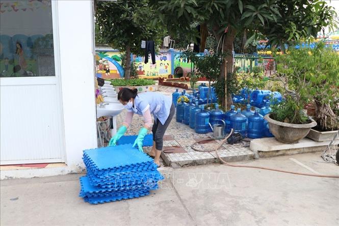 Trong ảnh: Mặc dù học sinh nghỉ học nhưng giáo viên trường mầm non Thanh Bình (phường Thanh Bình, thành phố Hải Dương) vẫn đến trường để thực hiện vệ sinh trường lớp, đảm bảo công tác phòng chống dịch COVID-19. Ảnh: Mạnh Minh- TTXVN
