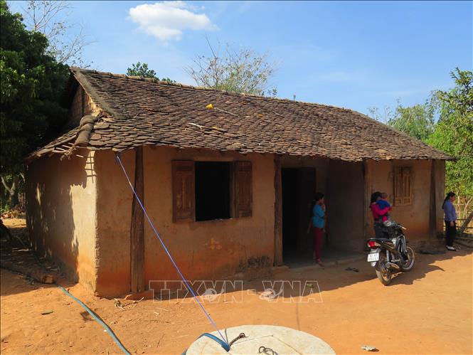 Trong ảnh: Căn nhà tuềnh toàng của chị Y Khai Hoang (sinh năm 1985, trú xã Đăk Rơ Wa, thành phố Kon Tum) khi chị có tới 11 đứa con. Ảnh: Dư Toán – TTXVN.