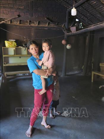 Trong ảnh: Căn nhà tuềnh toàng của chị Y Khai Hoang (sinh năm 1985, trú xã Đăk Rơ Wa, thành phố Kon Tum) khi chị có tới 11 đứa con. Ảnh: Dư Toán – TTXVN.