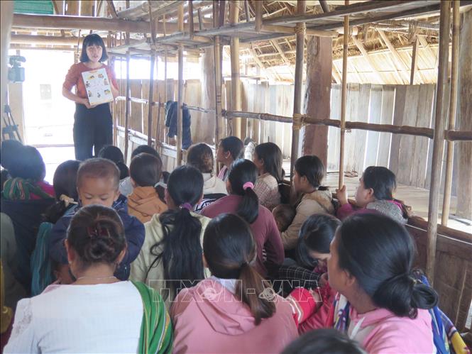 Trong ảnh: Một buổi sinh hoạt của Câu lạc bộ không sinh con thứ 3 ở xã Đăk Pne, huyện Kon Rẫy, tỉnh Kon Tum. Ảnh: Dư Toán – TTXVN.