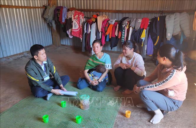 Trong ảnh: Cán bộ dân số huyện Tu Mơ Rông và xã Đăk Hà (Kon Tum) đến nhà người dân trực tiếp tuyên truyền dân số - kế hoạch hóa gia đình. Ảnh: Dư Toán – TTXVN.