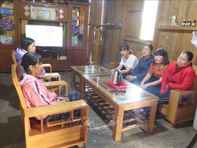 Trong ảnh: Ban chủ nhiệm Câu lạc bộ không sinh con thứ 3 ở xã Đăk Pne, huyện Kon Rẫy, tỉnh Kon Tum thăm gia đình hội viên là chị Đinh Thị Nả (sinh năm 1978); nhờ sinh 2 con, gia đình chị đã thoát được nghèo từ năm 2017. Ảnh: Dư Toán – TTXVN.