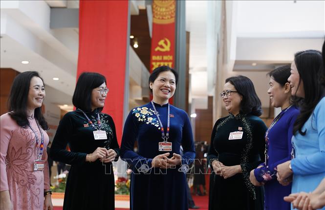 Trong ảnh: Chủ tịch Hội Liên hiệp Phụ nữ Việt Nam Hà Thị Nga trao đổi với các đại biểu bên lề Đại hội, ngày 30/1. Ảnh: TTXVN