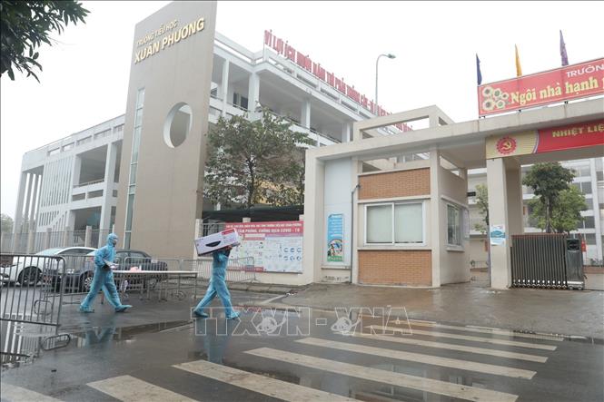 Trong ảnh: Lắp đặt thêm bình nóng lạnh phục vụ người bên trong khu cách ly. Ảnh: Minh Quyết - TTXVN