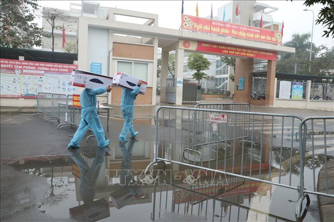 Trong ảnh: Lắp thêm bình nóng lạnh phục vụ người bên trong khu cách ly. Ảnh: Minh Quyết - TTXVN