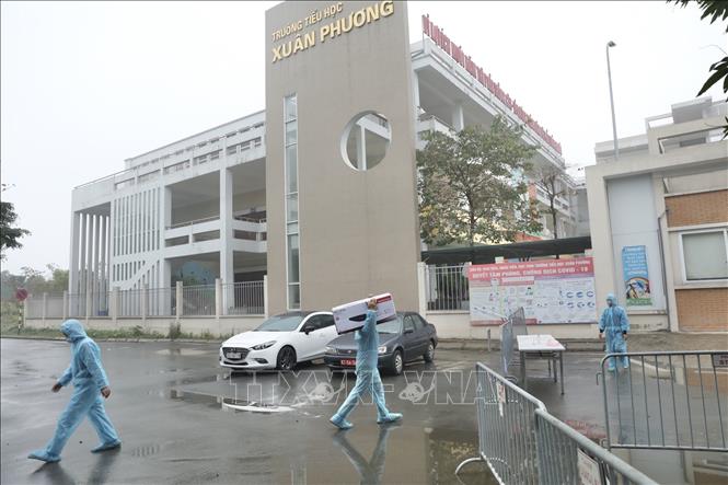 Trong ảnh: Lắp đặt thêm các vật dụng phục vụ người bên trong khu cách ly. Ảnh: Minh Quyết - TTXVN
