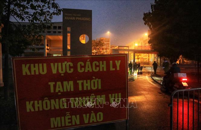 Trong ảnh: Cổng trường Tiểu học Xuân Phương tối 31/1. Ảnh: Thành Đạt - TTXVN 