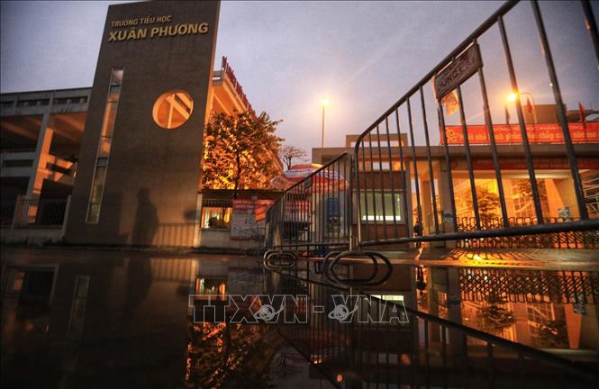 Trong ảnh: Quang cảnh trường Tiểu học Xuân Phương tối 31/1. Ảnh: Thành Đạt - TTXVN 