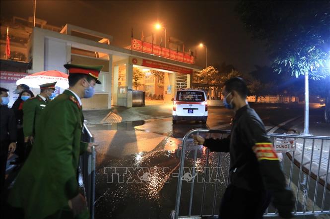 Trong ảnh: Chỉ những xe chuyên dụng phục vụ cho công tác cách ly mới được ra vào. Ảnh: Thành Đạt - TTXVN 