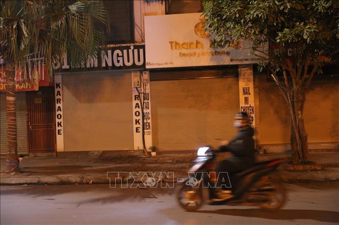 Trong ảnh: Một cửa hàng Karaoke trên phố Kim Ngưu đã đóng cửa (ảnh chụp lúc 0h32 ngày 1/2/2021). Ảnh: Hoàng Hiếu - TTXVN