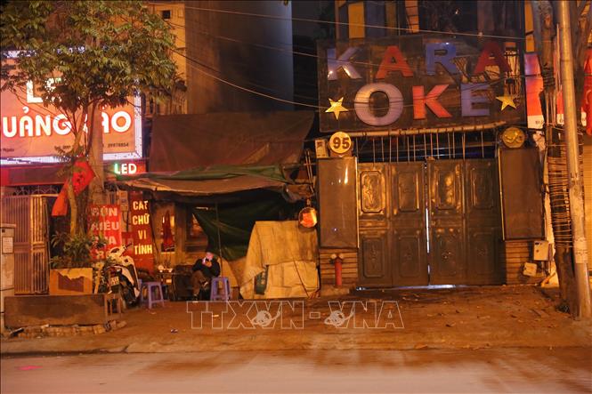 Trong ảnh: Một cửa hàng Karaoke trên phố Kim Ngưu đã đóng cửa (ảnh chụp lúc 0h30 ngày 1/2/2021). Ảnh: Hoàng Hiếu - TTXVN
