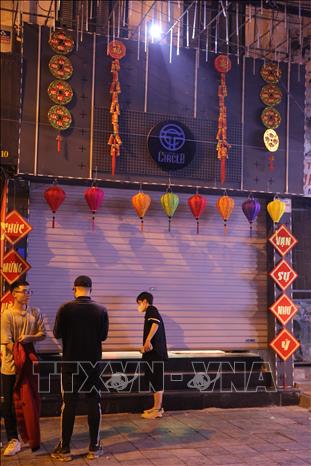 Trong ảnh: Quán The Circle phố Mã Mây sau khi được công an nhắc nhở đã kéo cửa lúc 23h59 ngày 31/1/2021. Ảnh: Hoàng Hiếu - TTXVN