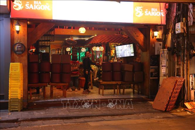 Trong ảnh: Quán Xupito bar thu dọn đồ lúc 23h50 ngày 31/1/2021. Ảnh: Hoàng Hiếu - TTXVN