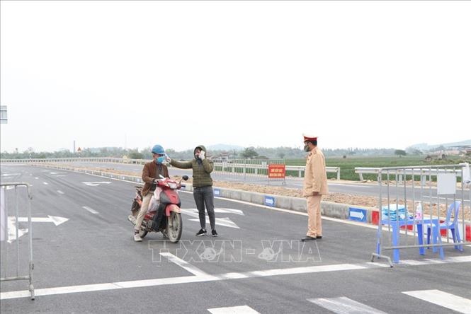 Trong ảnh: Lập chốt kiểm soát dịch tại khu vực cầu Triều, thuộc xã Thăng Long, thị xã Kinh Môn, tỉnh Hải Dương. Ảnh: Mạnh Minh - TTXVN