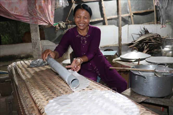 Trong ảnh: Sản xuất bánh tráng tại làng nghề bánh tráng Mỹ Lồng. Ảnh: Huỳnh Phúc Hậu - TTXVN