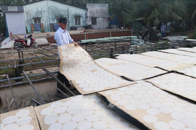 Trong ảnh: Phơi bánh phồng tại làng nghề bánh phồng Sơn Đốc. Ảnh: Huỳnh Phúc Hậu - TTXVN