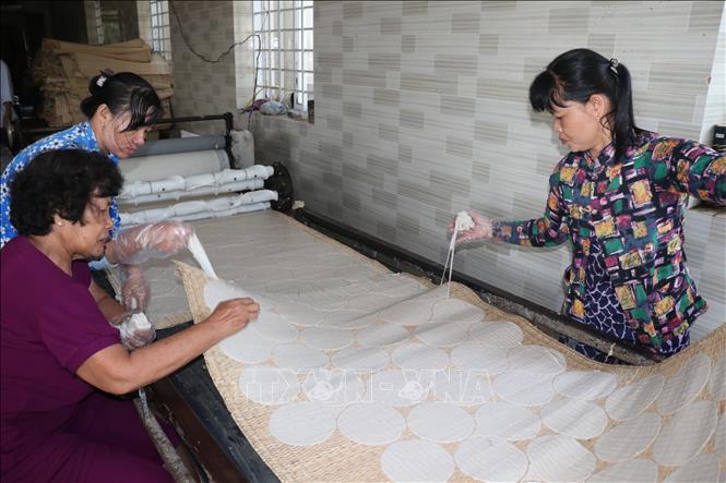 Trong ảnh: Ứng dụng khoa học kỹ thuật trong sản xuất bánh phồng mang lại chất lượng, năng suất cao hơn. Ảnh: Huỳnh Phúc Hậu - TTXVN