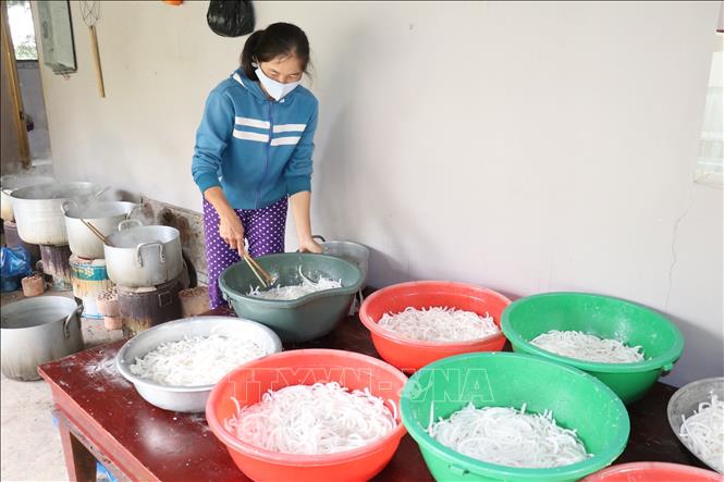 Trong ảnh: Chuẩn bị nguyên liệu làm mứt. Ảnh: Huỳnh Phúc Hậu - TTXVN