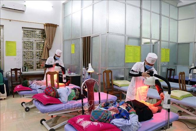 Trong ảnh: Bệnh nhân ngoại tỉnh có thẻ Bảo hiểm y tế được điều trị nội trú tại Bệnh viện phục hồi chức năng tỉnh Sơn La. Ảnh: Hữu Quyết - TTXVN