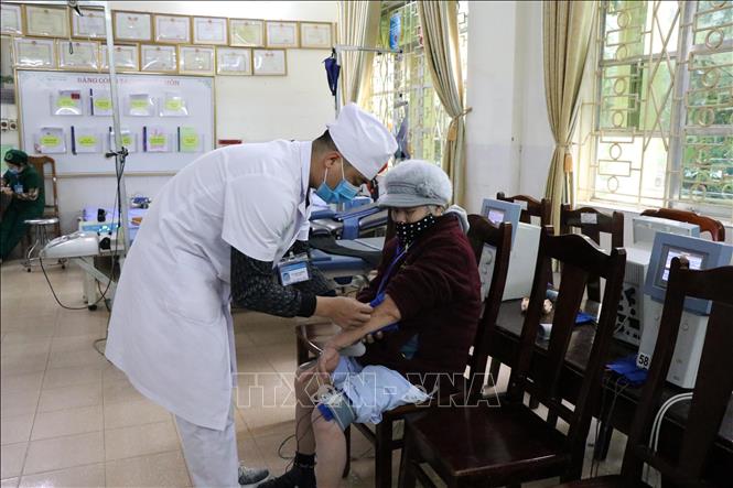 Trong ảnh: Điều trị cho bệnh nhân có thẻ Bảo hiểm y tế tại Bệnh viện phục hồi chức năng tỉnh Sơn La. Ảnh: Hữu Quyết - TTXVN