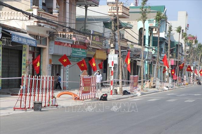 Trong ảnh: Dãy phố gồm 29 hộ dân ở khu 2 phường Thạch Khôi, Thành phố Hải Dương trong diện thực hiện cách ly y tế để phòng chống dịch COVID-19. Ảnh: Mạnh Minh - TTXVN