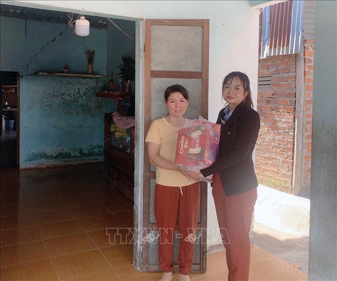 Trong ảnh: Bí thư Đảng ủy Khánh Trung Cao Thị Ngọc Thanh trao tặng quà tết cho các hộ gia đình chính sách. Ảnh: Phan Sáu - TTXVN